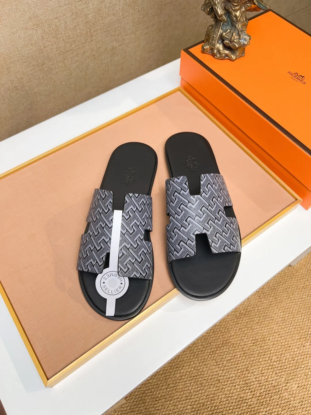 Men's clothing and shoes 💰280 💅💅💅 new arrival. Hermes Hermes official website latest counter synchronized new oran color leather H slippers, the original Paris version flew back to the original model and opened the mold to make it perfectly🍌The highest quality Sincerity, you can enter and leave the counter at will [Deyi] The upper is made of original customized  colored palm prints, crocodile print, ostrich print, colored cow leather, colored cow suede, 🤔 horse hair, 🥳 colored diamonds, 🥰 3D printing, and other genuine leather slippers, imported cow pattern foot pad lining, Italian  latest original genuine leather combination outsole Code number: 38-48 (customized at 46.47.48) Can be made into picture combination sole with genuine leather pattern and ordinary molded outsole